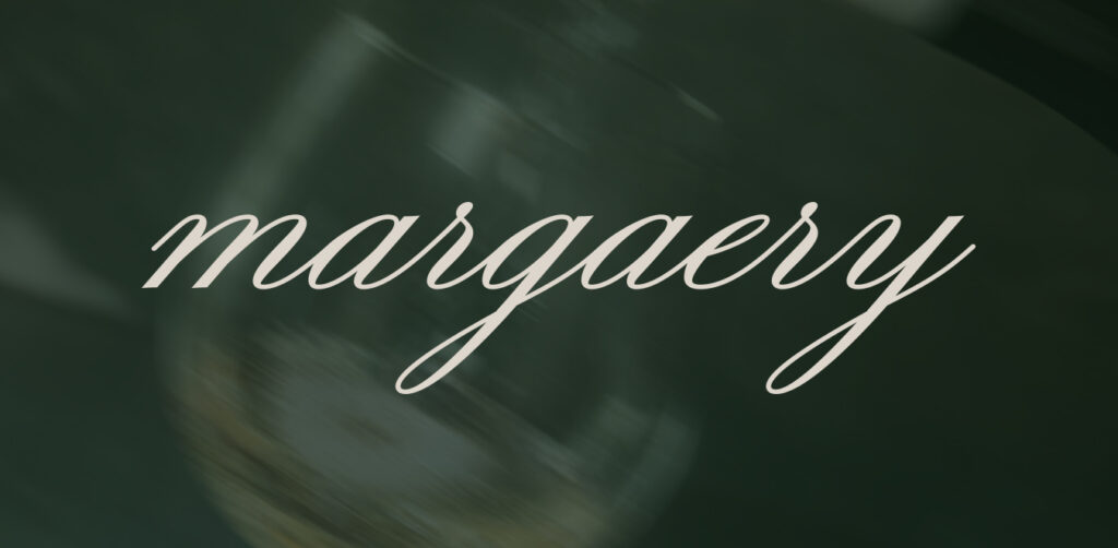 Logo der Weinmarke Margaery in Schreibschrift auf dunkelgrünem Hintergrund